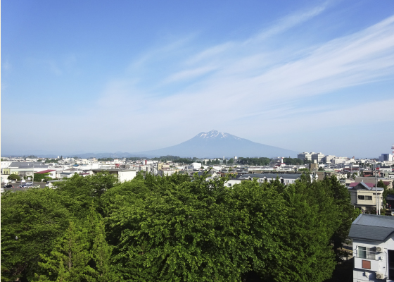 岩木山を望む